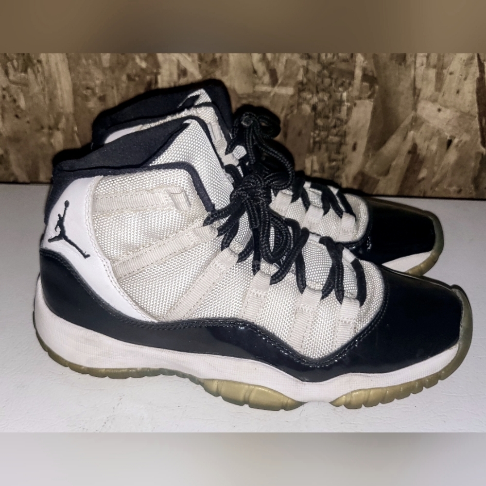 Youth boy size 4.5 Jordan 11 Concord retro